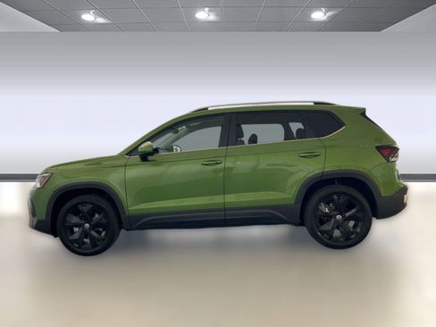 New 2026 Volkswagen Taos SE image 2