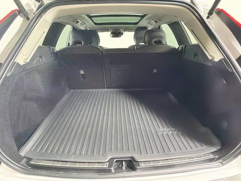 Used 2021 Volvo XC60 T5 Momentum w/ Premium Package FWD image 26