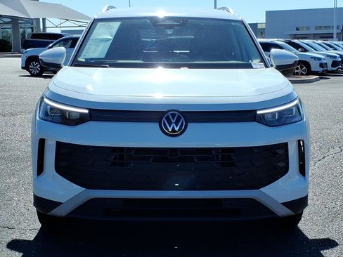 Certified 2025 Volkswagen Tiguan SE image 2