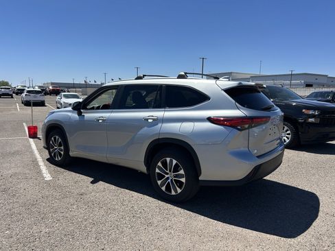 Used 2023 Toyota Highlander XLE FWD image 3
