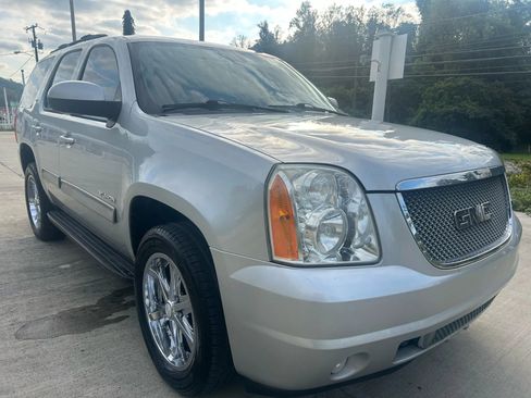 Used 2010 GMC Yukon SLT w/ SLT-2 Equipment Package AWD/4WD image 3