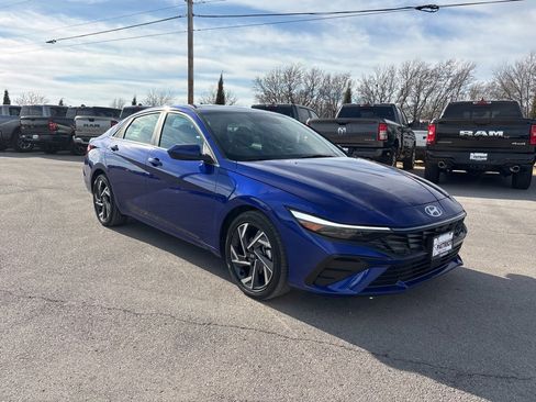 Used 2025 Hyundai Elantra SEL image 1