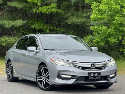 Used 2017 Honda Accord Touring image 2