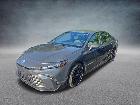 Used 2025 Toyota Camry SE FWD image 4