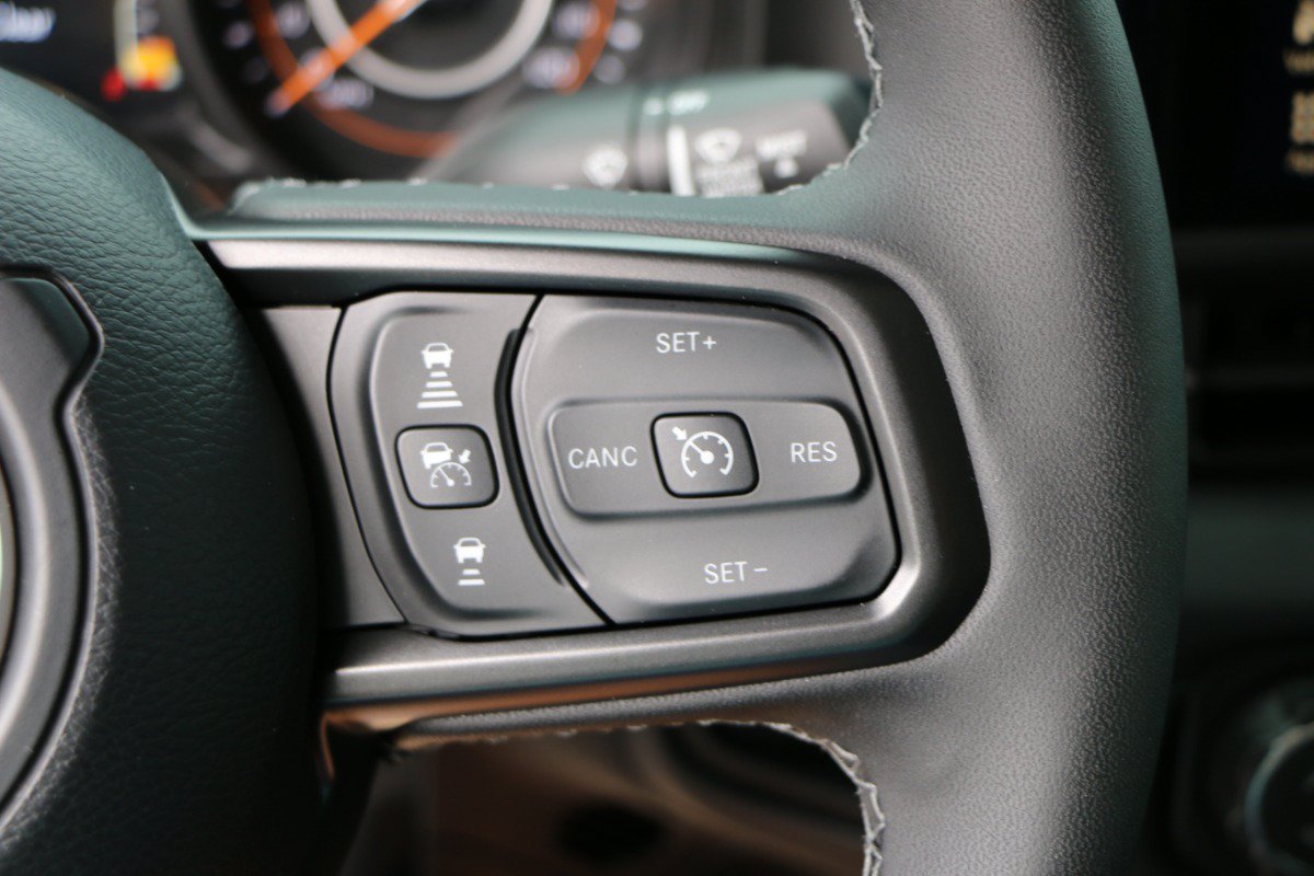 Used 2025 Jeep Gladiator Sport AWD/4WD image 18