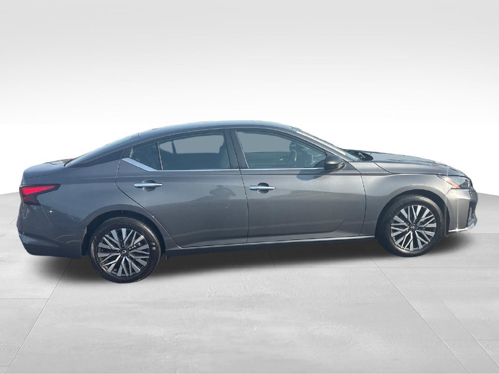 Used 2024 Nissan Altima 2.5 SV AWD/4WD image 7