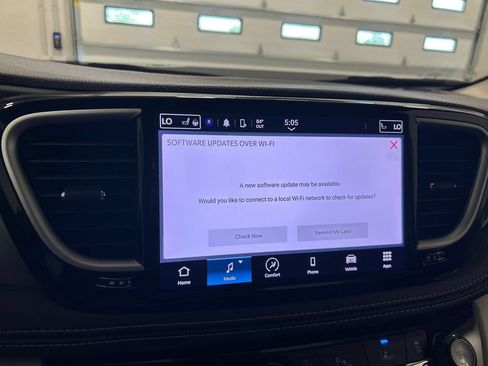 Used 2024 Chrysler Pacifica Touring-L FWD image 23
