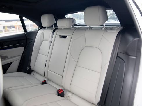 Certified 2025 Porsche Macan Electric image 20