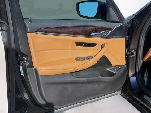 Used 2019 BMW 530e xDrive w/ Convenience Package image 21