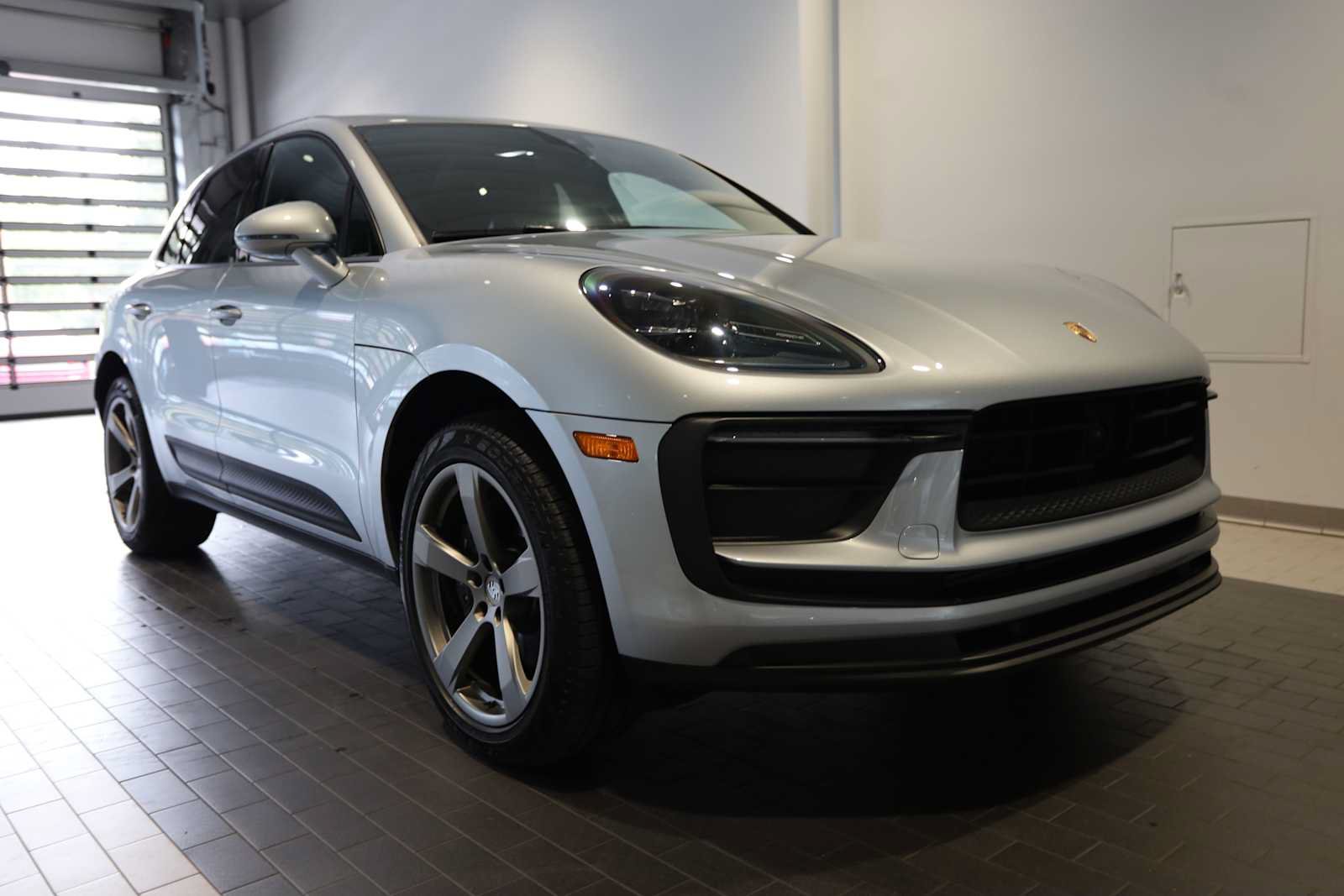 Used 2025 Porsche Macan AWD/4WD image 9