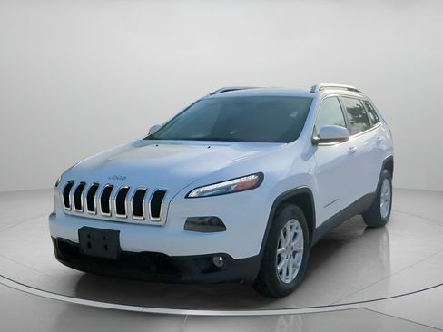 Used 2018 Jeep Cherokee Latitude w/ Safety Group FWD image 11