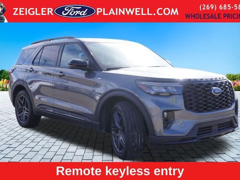 Used 2025 Ford Explorer ST-Line w/ ST-Line Street Pack image 7