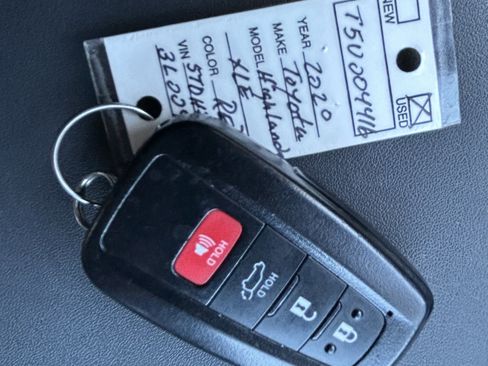 Used 2020 Toyota Highlander XLE AWD/4WD image 33