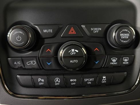 Used 2021 Jeep Grand Cherokee Laredo AWD/4WD image 24