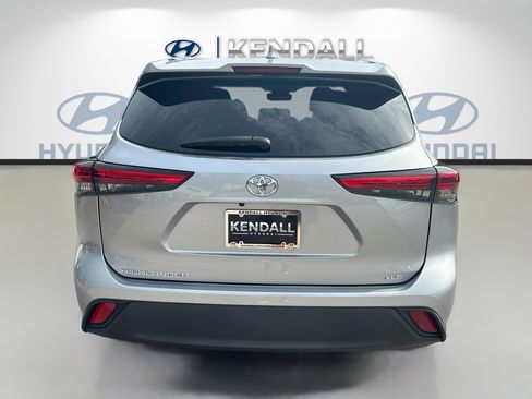 Used 2021 Toyota Highlander XLE FWD image 5