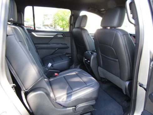 Used 2025 GMC Acadia Elevation w/ Elevation Premium Package AWD/4WD image 25