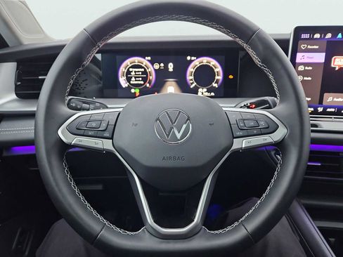 Used 2025 Volkswagen Tiguan SE image 29