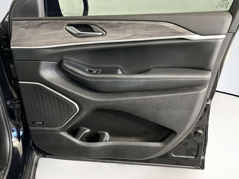 Used 2023 Jeep Grand Cherokee Limited w/ Black Appearance Package image 34