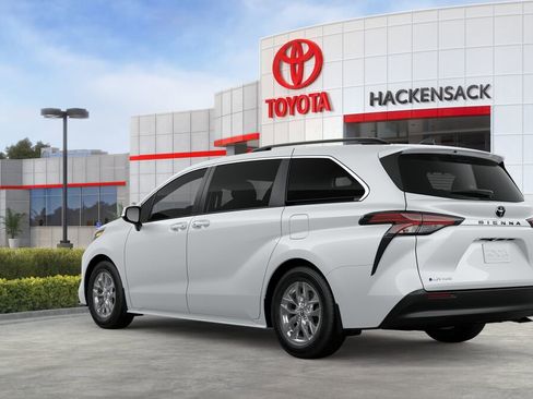 Used 2026 Toyota Sienna LE image 6