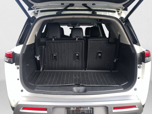 Used 2023 Nissan Pathfinder SL w/ Lighting Package (N92) FWD image 13
