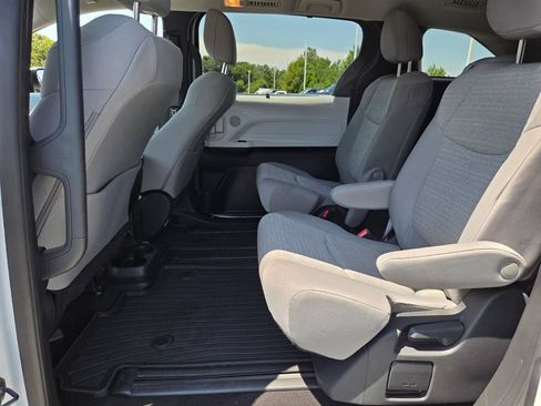Used 2025 Toyota Sienna LE FWD image 6