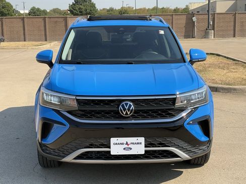Used 2023 Volkswagen Taos SE w/ Panoramic Sunroof Package FWD image 9