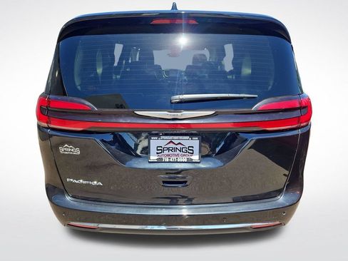Used 2023 Chrysler Pacifica Touring-L FWD image 4