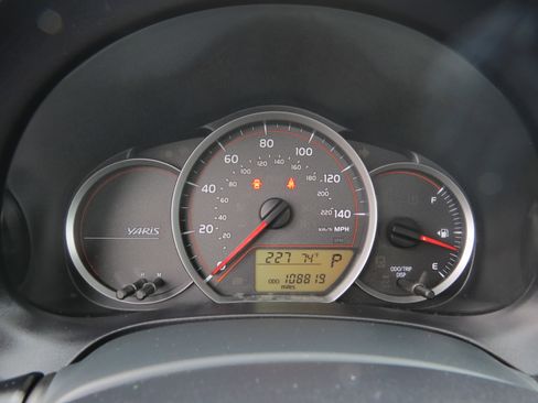 Used 2014 Toyota Yaris L image 12