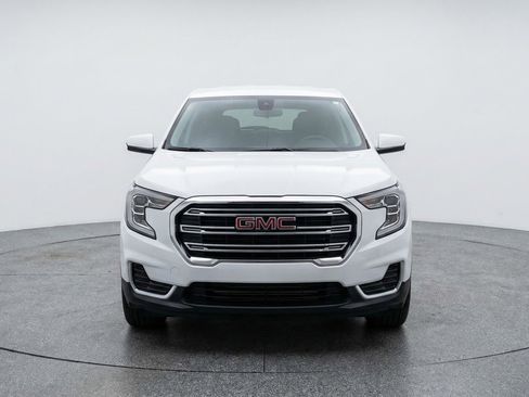 Used 2024 GMC Terrain SLE image 2