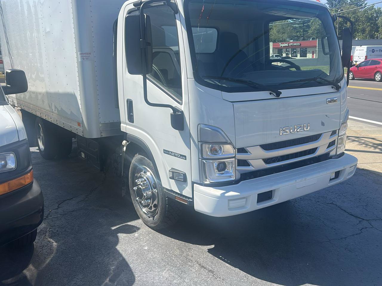 Used 2023 Isuzu NPR RWD image 4
