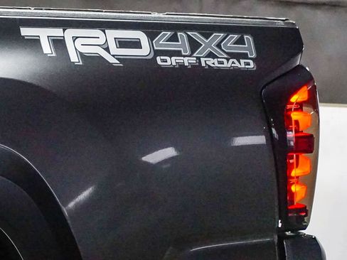 Used 2019 Toyota Tacoma TRD Off-Road w/ Technology Package AWD/4WD image 11