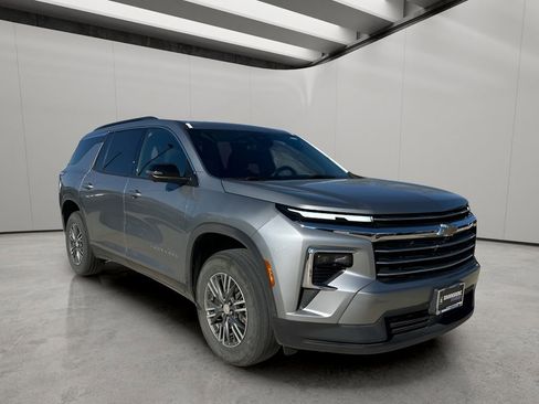 Used 2024 Chevrolet Traverse LT image 7