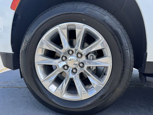 Used 2022 Chevrolet Suburban Premier AWD/4WD image 18