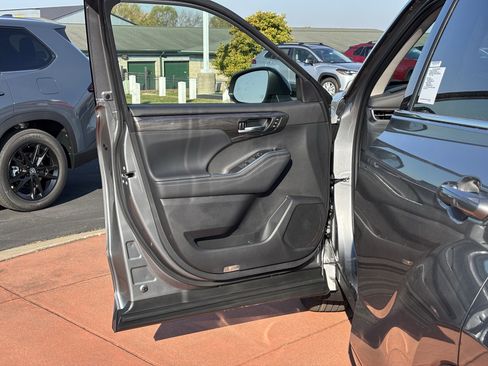 New 2026 Toyota Highlander Limited image 11