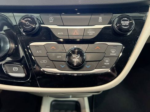 Used 2023 Chrysler Voyager LX image 16