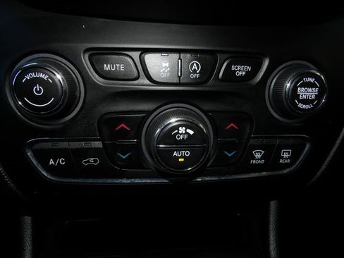 Used 2019 Jeep Cherokee Latitude Plus w/ Comfort/Convenience Group image 27