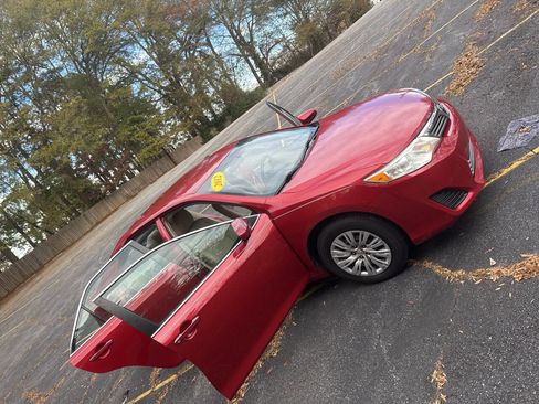 Used 2012 Toyota Camry L image 25