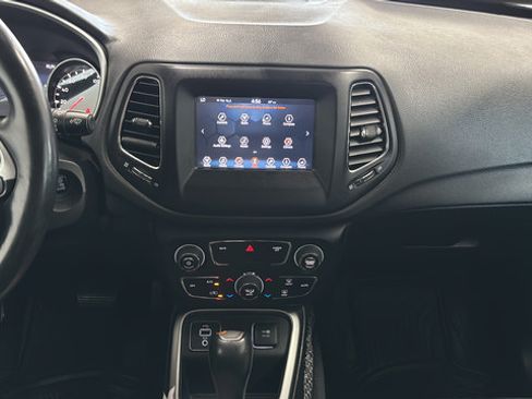 Used 2018 Jeep Compass Latitude w/ Popular Equipment Group FWD image 12
