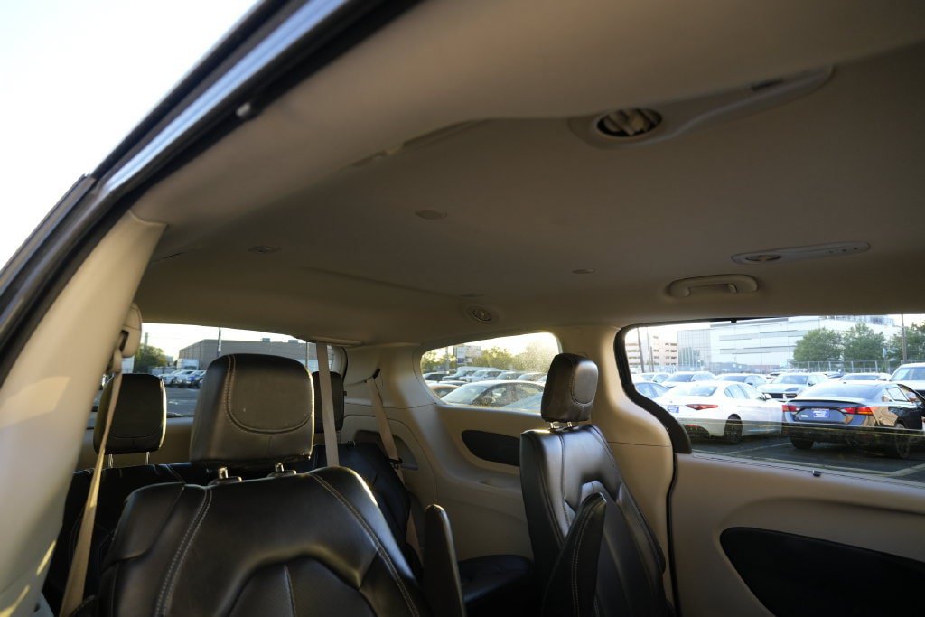 Used 2023 Chrysler Pacifica Touring-L FWD image 27