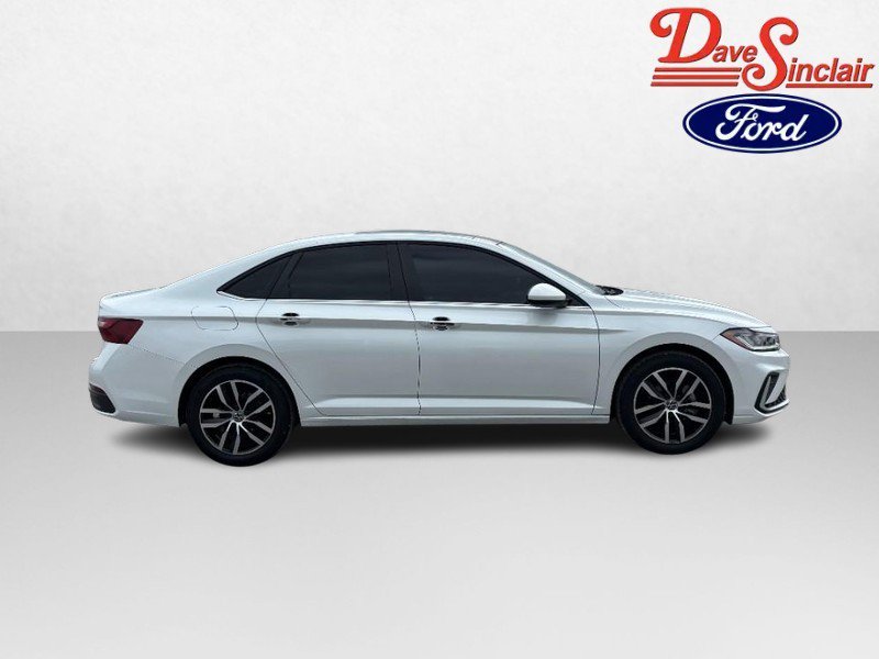 Used 2025 Volkswagen Jetta SE w/ Sunroof Package FWD image 5