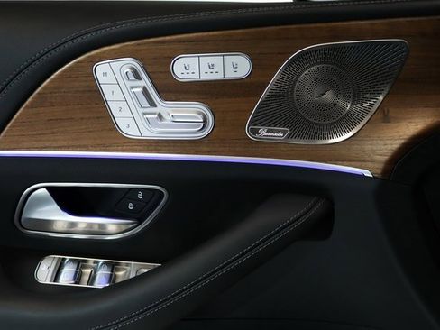 Used 2024 Mercedes-Benz GLS 580 4MATIC image 3