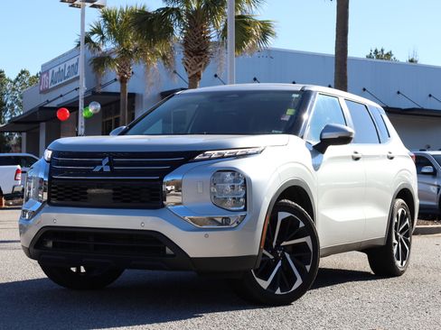 Used 2023 Mitsubishi Outlander SE image 1
