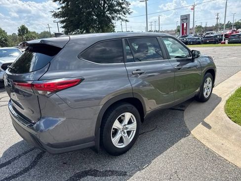 Used 2023 Toyota Highlander LE FWD image 7