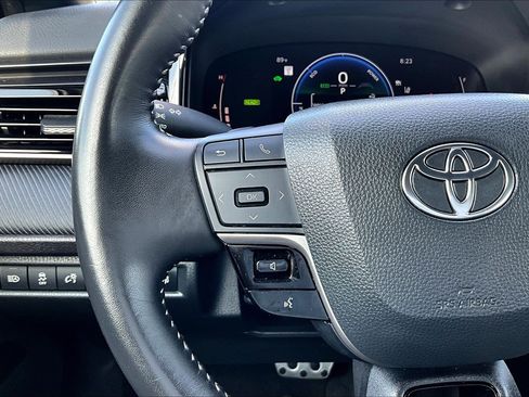 Used 2025 Toyota Camry SE FWD image 19