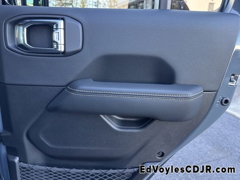 Used 2025 Jeep Wrangler Sahara image 21