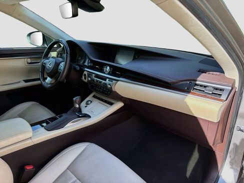 Used 2017 Lexus ES 350 w/ Ultra Luxury Package FWD image 14
