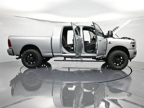 New 2026 RAM 2500 Laramie AWD/4WD image 29