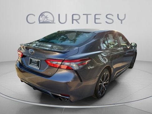 Used 2018 Toyota Camry SE FWD image 3