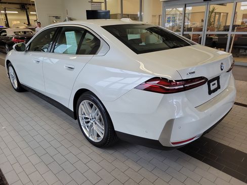 Used 2024 BMW 530i xDrive w/ Premium Package AWD/4WD image 7