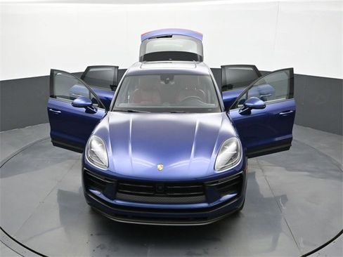 Certified 2025 Porsche Macan image 32